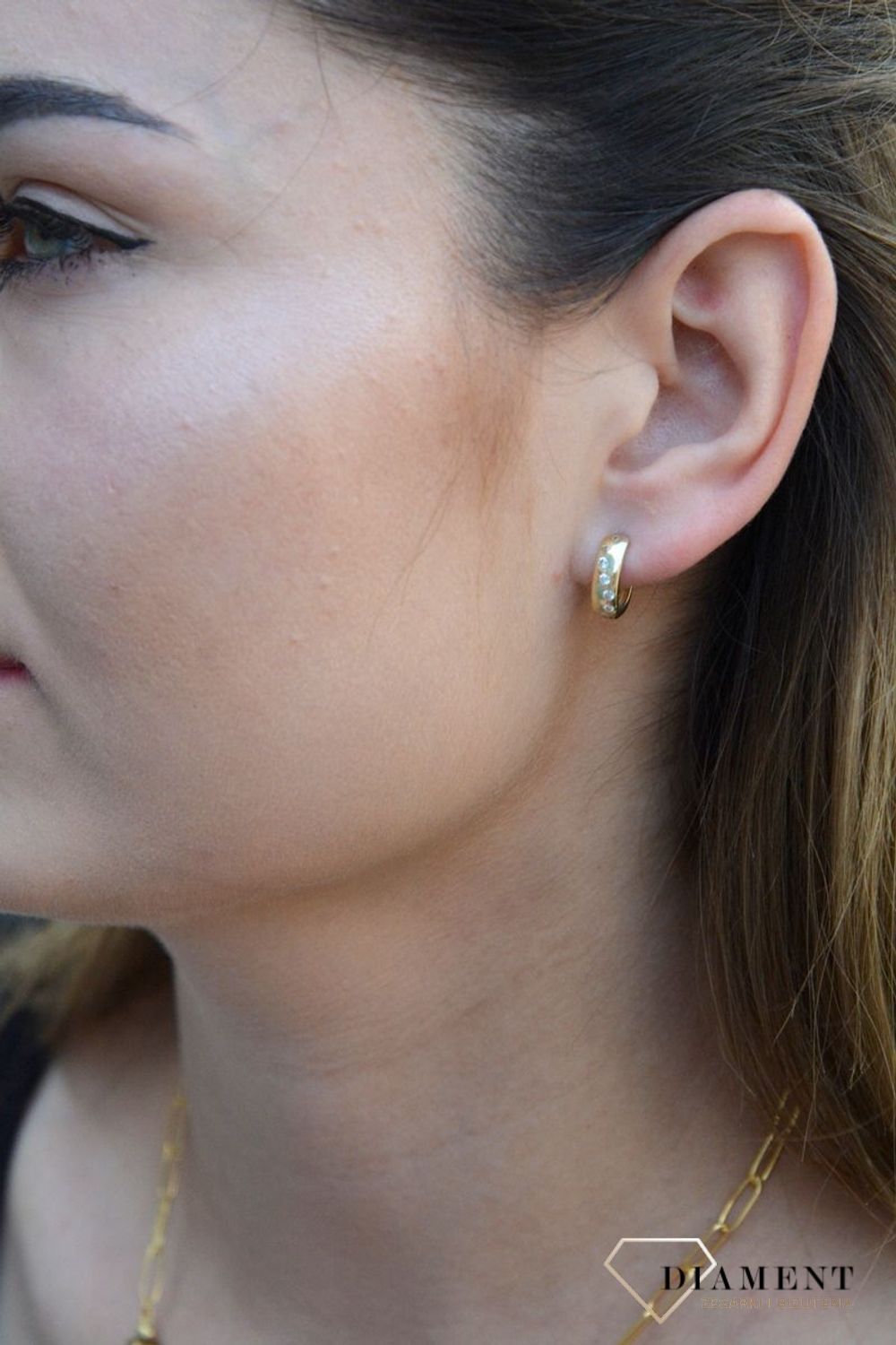 Kolczyki złote 333 angielskie zapięcie z okrągłymi cyrkoniami KL 6922 333. Kolczyki damskie złote. kolczyki złote na angielskie zapięcie. Kolczyki złote z cyrkoniami. Kolczyki złote idealne na prezent. Kolczyki złote na każdą.jpg